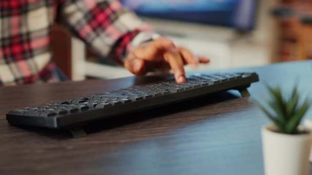Freelancer Teleworking Calculator Tastând Tastatură Freelancer Afro American Care Introduce — Videoclip de stoc