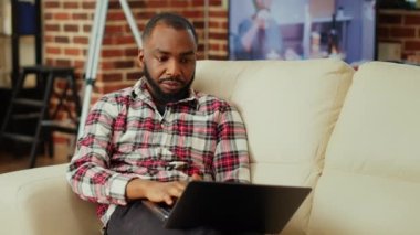 Stresli uzaktan çalışan proje için yaratıcı fikirler arıyor, sorunlu çözümleri bulmak için çabalıyor. Freelancer tele-işçisi çok düşünüyor, daire kişisel ofisindeki görevleri çözmeye çalışıyor.