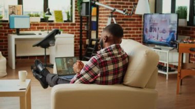 Terapistle video görüşmesinde aşırı çalışan ve tavsiye isteyen stresli bir tele-işçi. Psikoloğa danışmak için şık ve rahat bir evden uzaktan çalışan bir çalışan.