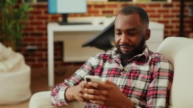 Arkadaşlarına mesaj yazan bir adam, iyi haberler aldığı için heyecanlı. Keyifli bir gün geçiren bir insan, güzel bir apartman dairesinde dinlenirken arkadaşlarıyla takılır.