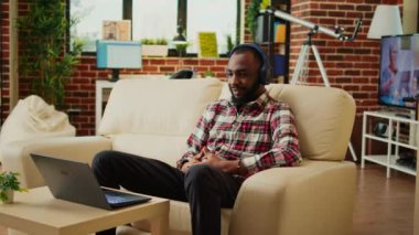 Gülümseyen ev işçisi, sıcak bir apartman dairesinde televizyon programının kancasıyla eğleniyor. Rahatlamış bir adam, kulaklık takarak internette film izlerken bir fincan kahvenin tadını çıkarıyor.