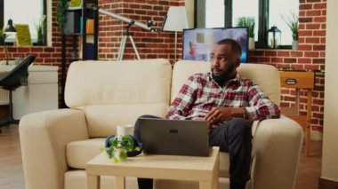 Stresli serbest yazar proje için yaratıcı fikirler arıyor, sonra ne yapacağından emin değil. Uzaktan çalışan üzerinde düşünme ayrıntıları daire kişisel ofisinde müşteri kısa görevleri çözmek için çalışıyor