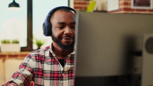 Boldog Távoli Munkás Zenét Hallgat Fejhallgatón Miközben Otthonról Dolgozik Relaxált — Stock videók