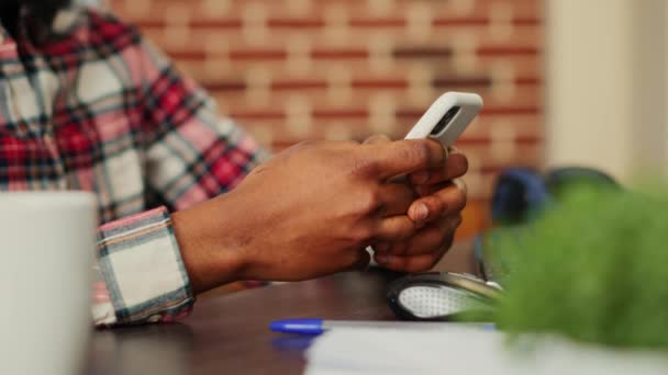 Ręce Blisko Afrykańskiego Amerykanina Komponując Wiadomości Wpisując Klawiaturze Smartfona Czatując — Wideo stockowe