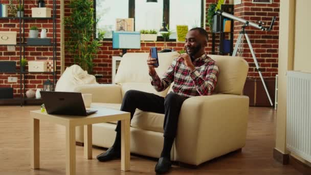 Αφροαμερικάνος Που Απολαμβάνει Ρεπό Του Στο Σπίτι Κουβεντιάζοντας Φίλους Βιντεοκλήση — Αρχείο Βίντεο