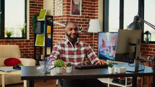 Αισιόδοξος Χαμογελαστός Αφροαμερικάνος Που Απολαμβάνει Διαμονή Του Στο Σπίτι Δουλεύοντας — Αρχείο Βίντεο