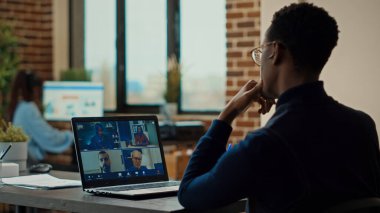 Çalışan iş adamlarıyla görüntülü konuşma, birlikte çalışma alanındaki online brifing toplantısına katılma. Uzak video konferans telework kullanan erkek yönetici, dizüstü bilgisayarda internet sohbeti.