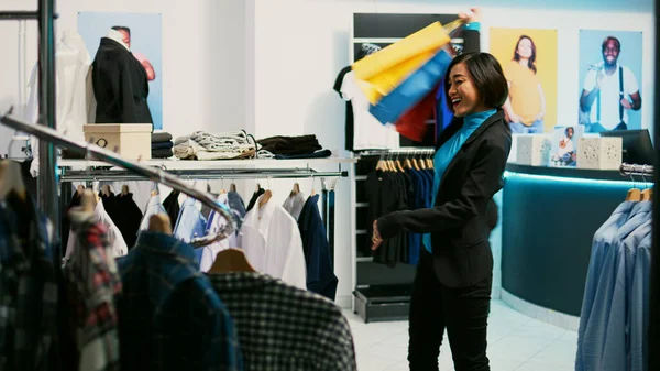 Aziatische Shopper Voelt Zich Gelukkig Met Het Kopen Van Koopwaar — Stockfoto