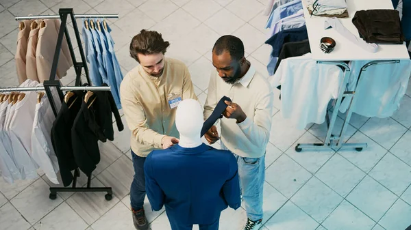 Mağaza Çalışanı Müşterisi Manken Mağazasında Resmi Takım Elbise Arıyor Genç — Stok fotoğraf