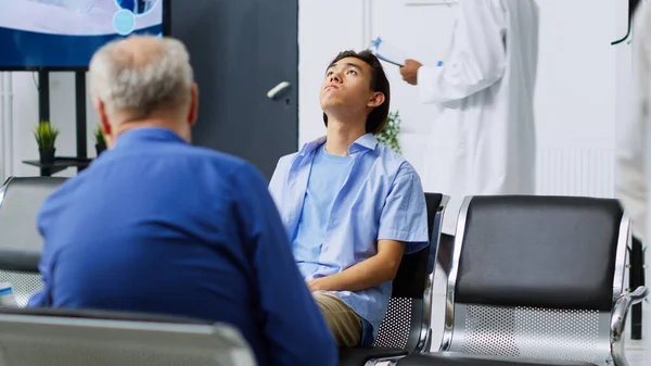 Paciente Asiático Cansado Que Está Nervioso Durante Consulta Revisión Mientras — Foto de Stock