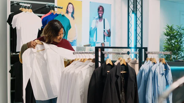 Vrouwelijke Klant Onderzoekt Mode Collectie Hangers Het Controleren Van Stoffen — Stockfoto