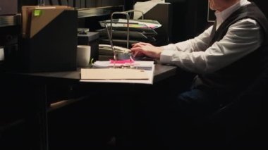 Tecrübeli ajanlar dava dosyalarındaki ipuçlarını gözden geçirir, gizli belgeleri okur ve zanlıyı yakalamak için tüm parçaları bir araya toplarlar. Adli delillerin doğruluğunu değerlendiren özel dedektif..