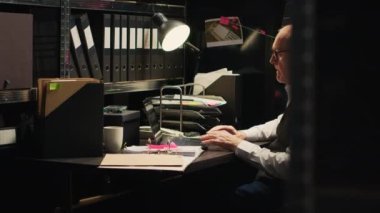 Müfettişler önemli dedektiflik işleri için kayıtlarla çalışıyorlar, tanık ifadelerinin gizli polis belgelerini inceliyorlar. Kıdemli suç uzmanı soruşturma yürütüyor, gizli görev..