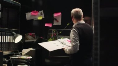 Tecrübeli ajan gizli dosyaları okur ve olay yerinde suç dosyası hakkında istihbarat toplar, dedektiflik yapar. Suç delili ve sabıka kaydını araştıran bir kanun adamı..