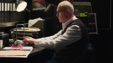 Polis memuru, önemli delilleri ortaya çıkarmak için polis belgelerini inceler, dedektif olay odasında çalışır. Tecrübeli müfettiş adli tıp hizmetleri yürütüyor. El kamerasıyla..