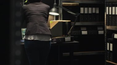 Kayıp kişiyi bulmak için görevli bir memur. Özel dedektif. Suç delilleri panosundaki fotoğraflara bakıyor. Adli tıp uzmanlığı olan kriminolog müfettiş dosyası hazırlıyor..