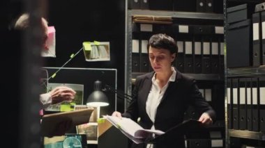 Özel müfettişler, emniyetteki dava dosyalarına bakıyor. Delillerin doğruluğunu değerlendiriyorlar. Dedektif, organize suç soruşturması için uzmanla birlikte çalışıyor..