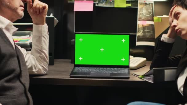 Müfettişler Yeşil Ekranı Laptopta Gözden Geçirir Olay Odasında Birlikte Çalışırlar — Stok video