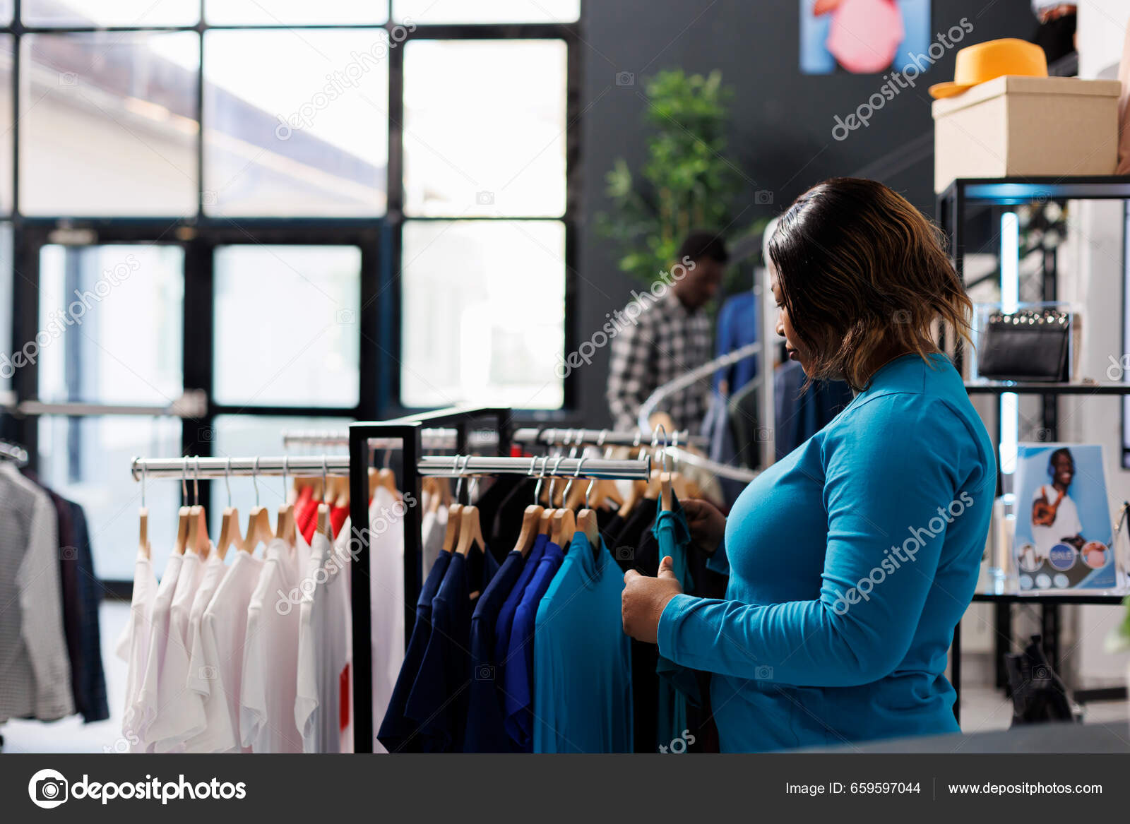 Cliente Afroamericano Mirando Perchas Llenas Ropa Moda Boutique