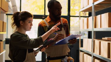 Depo ekibi hisse senedi lojistiğini sipariş listesi, nakliyat ve ambalajları küçük işletmeler için kontrol ediyor. Çeşitli çalışanlar imalat endüstrisinde, perakende mağazasında teslimatı optimize ediyorlar..