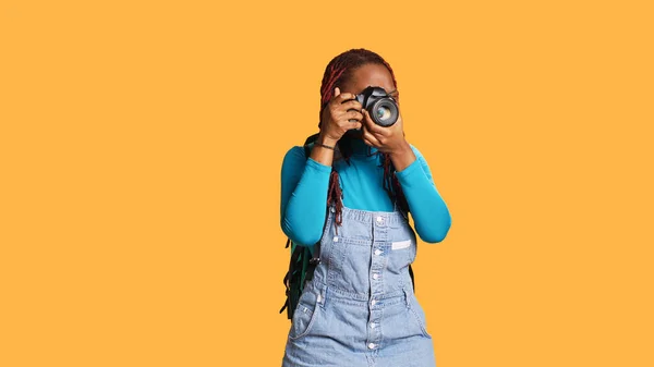都市の冒険にDslr機器で写真を撮る 写真のためのカメラを使用して女性旅行者 若い写真家の観光と思い出を作るためにレンズを使用して 海外の都市休憩 — ストック写真