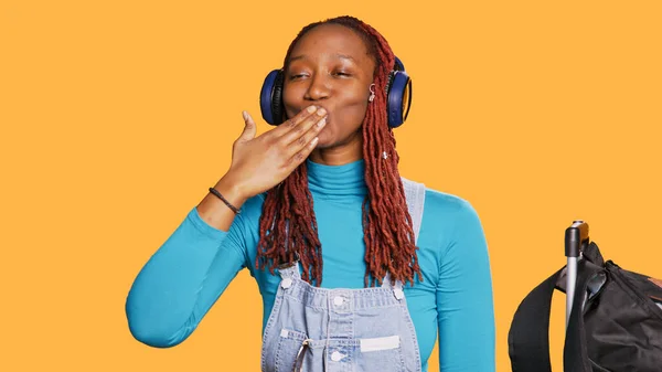 Chica Afroamericana Dando Besos Aire Escuchando Música Los Auriculares Actuando —  Fotos de Stock