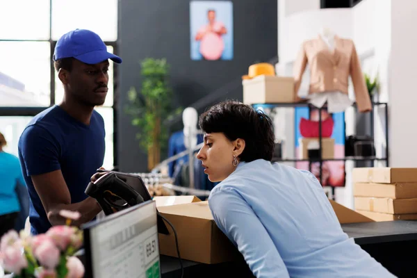 Tablet Bilgisayardaki Lojistik Raporunu Inceleyen Işçiler Giyim Mağazasındaki Teslimatçıya Paketler — Stok fotoğraf