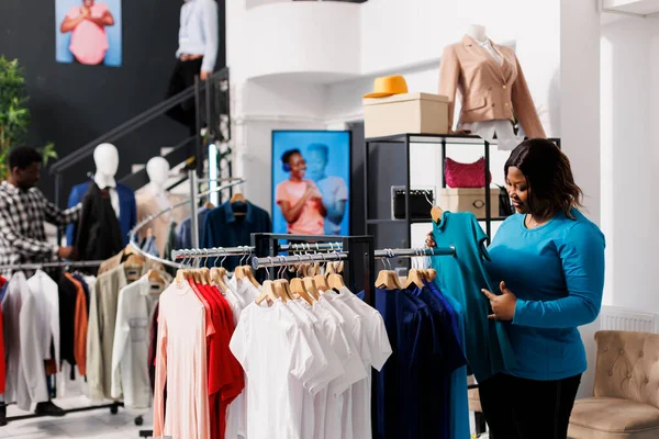 Shopaholic Africano Americano Mulher Verificando Elegante Camisa Azul Verificando Tecido — Fotografia de Stock