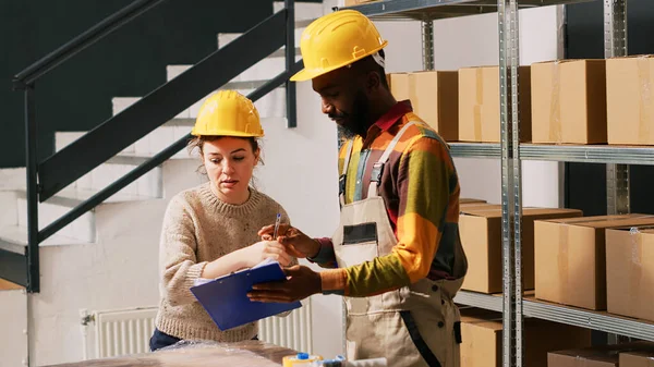 Supervisor Signing Shipment Papers Depot Reviewing List Merchandise Prepare Retail — Stock Photo, Image