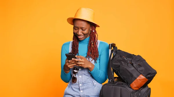 Vrouwelijke Toerist Controleert Mobiele Telefoon Sms Berichten Voordat Hij Naar — Stockfoto