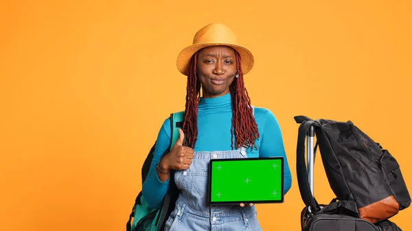 Lachende Volwassene Met Greenscreen Tablet Met Geïsoleerde Weergave Digitaal Apparaat — Stockfoto