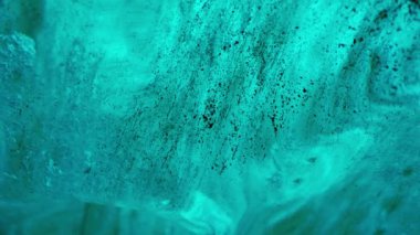 Buz bloğundan akan su, iklim değişikliği konsepti. Vatnajokull buzul yarığının içinde eriyen devasa buzlu kayalar, küresel ısınma sonrasında İzlanda doğası yok oluyor. El kamerasıyla..