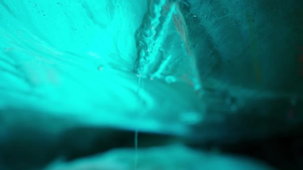 Vatnajokullクレースの氷河融解 アイスランドの風景や自然に影響を与える気候変動 氷の水は アイスランドの氷の洞窟内のブロックから滴下 地球温暖化 手持ち撮影 — ストック動画