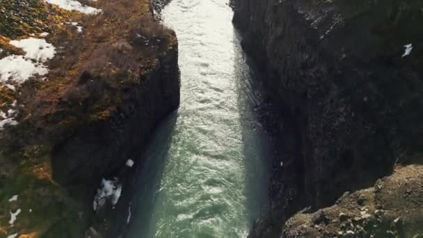 Luftaufnahme Des Gullfoss Wasserfalls Der Zwischen Gefrorenen Canyon Hügeln Und — Stockvideo