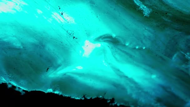 洞穴中的全球变暖融化冰 冰原中的极地风景 大量冰岩中的水滴在冰川退缩的冰川裂缝中 全球变暖 手持射击 — 图库视频影像