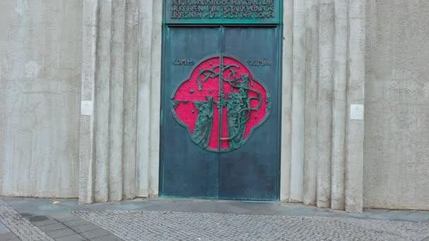 Reykjavik Islandia Marca 2023 Frontowe Drzwi Hallgrimskirkja Wejście Luterańskiego Kościoła — Wideo stockowe