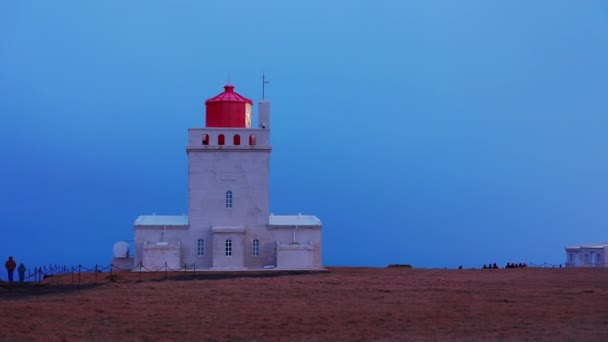 冰岛维克 2023年3月6日 冰岛的戴胡莱灯塔 Dyrholaey Lighthouse 靠近海岸线的旧导引塔 北极半岛威克市附近用作导航的宏伟建筑灯塔 — 图库视频影像