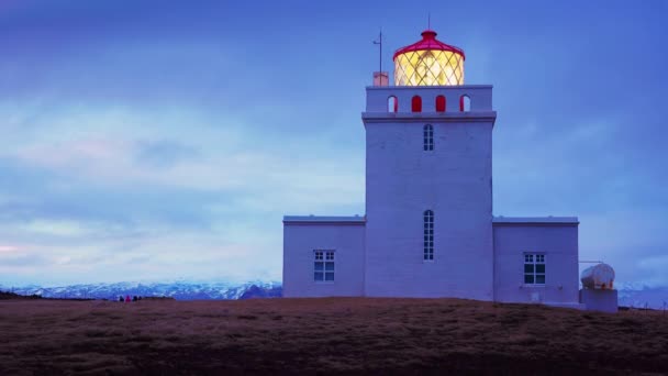 Vik Ισλανδία Μαρτίου 2023 Φάρο Dyrholaey Στη Χερσόνησο Ψηλή Δομή — Αρχείο Βίντεο