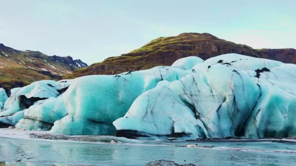 북극의 호수에는 빙모와 서리가 떠다니는 나조컬 빙산의 눈덮인 아름다운 지방의 — 비디오