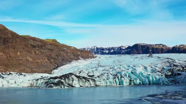 나조컬 빙하는 얼어붙은 빙원을 있었으며 파란색으로 빙산들 장관을 이루고 있었습니다 — 비디오