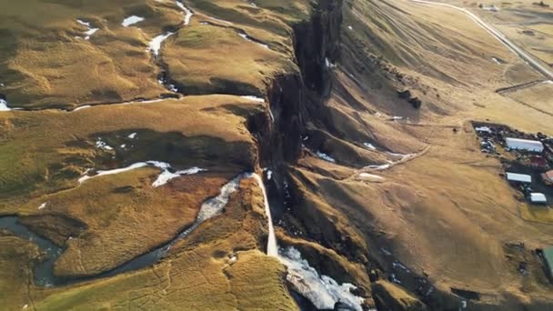 アイスランドの丘の間を流れる川のコースは アイスランドの風景の中にSidu滝の天然のフォス 壮大なカスケードは スカンディナヴィアの崖から落ちます スローモーション ドローン撮影 — ストック動画