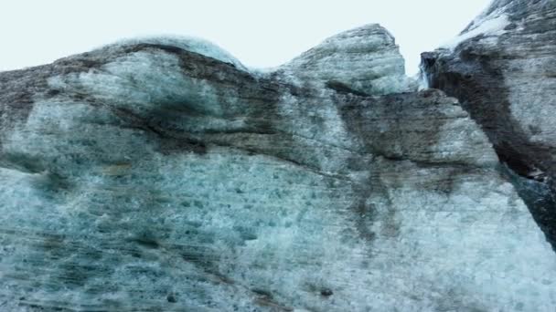 Vatnajokull冰原质量极性 冰块的裂缝和透明的冰川洞穴 在结冰的裂缝中 冰雪和冰山 冰原景观中的冰川结构 手持射击 — 图库视频影像