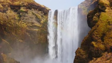 İzlanda 'daki İskandinav İskandinav Skgafoss şelalesi. Güzel doğa ve manzarası var. Kuzey Kutbu Reykjavik manzarası. Büyük çağlayanlarla ve su akışıyla İzlanda 'nın vahşi doğası, gökkuşağı. El kamerasıyla..