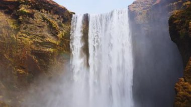 İzlanda 'da muhteşem bir kutup kayganlaştırıcı şelalesi, güzel manzarası ve manzarası var, Reykjavik doğası. Büyük şelale ve gökkuşağı ile İzlanda dağları. El kamerasıyla..