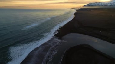İzlanda 'daki Kuzey Kutbu siyah kumsal manzarası, İzlanda manzaralı güzel okyanus kıyısı. Sahile vuran dalgalarla muhteşem Atlantik kıyıları, panoramik manzara. Yavaş çekim.