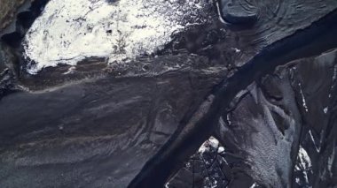 İzlanda kırsalındaki görkemli alanlar, kara topraklar ve yol kenarları, kuzey manzaralı yollar. İskandinav kutup manzaralarındaki muhteşem donmuş yollar, vahşi doğa manzarası..