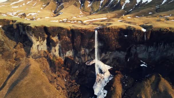 Sidu川や滝 水の流れを凍結丘やフィールドから流れる霧の空中ビュー アイスランドのカスケードのアイスランドの崖を実行している スカンディナヴィアの自然景観 スローモーション — ストック動画