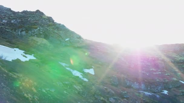 Přírodní Vulkanické Kopce Kráter Souostroví Vytváří Velkolepé Krajiny Zamrzlé Jezero — Stock video
