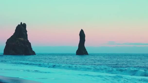 Пляж Орейяра Ледяной Местности Большими Скальными Формациями Розовым Небом Пляж — стоковое видео