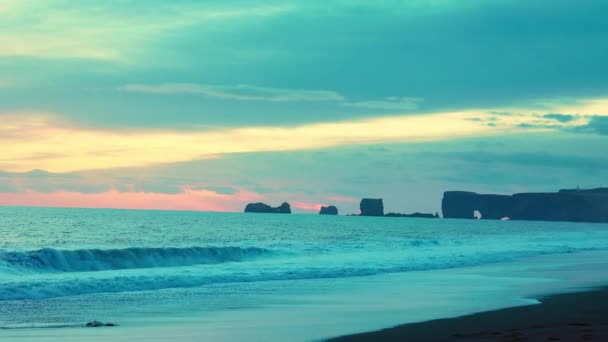 Izlandi Reynisfjara Fekete Homokos Strand Gyönyörű Óceán Partján Atlanti Óceán — Stock videók